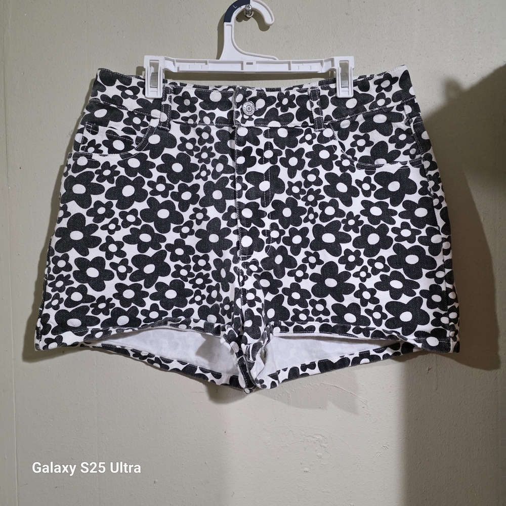 Full Tilt Monochrome Floral Jean Shorts Used Size 29